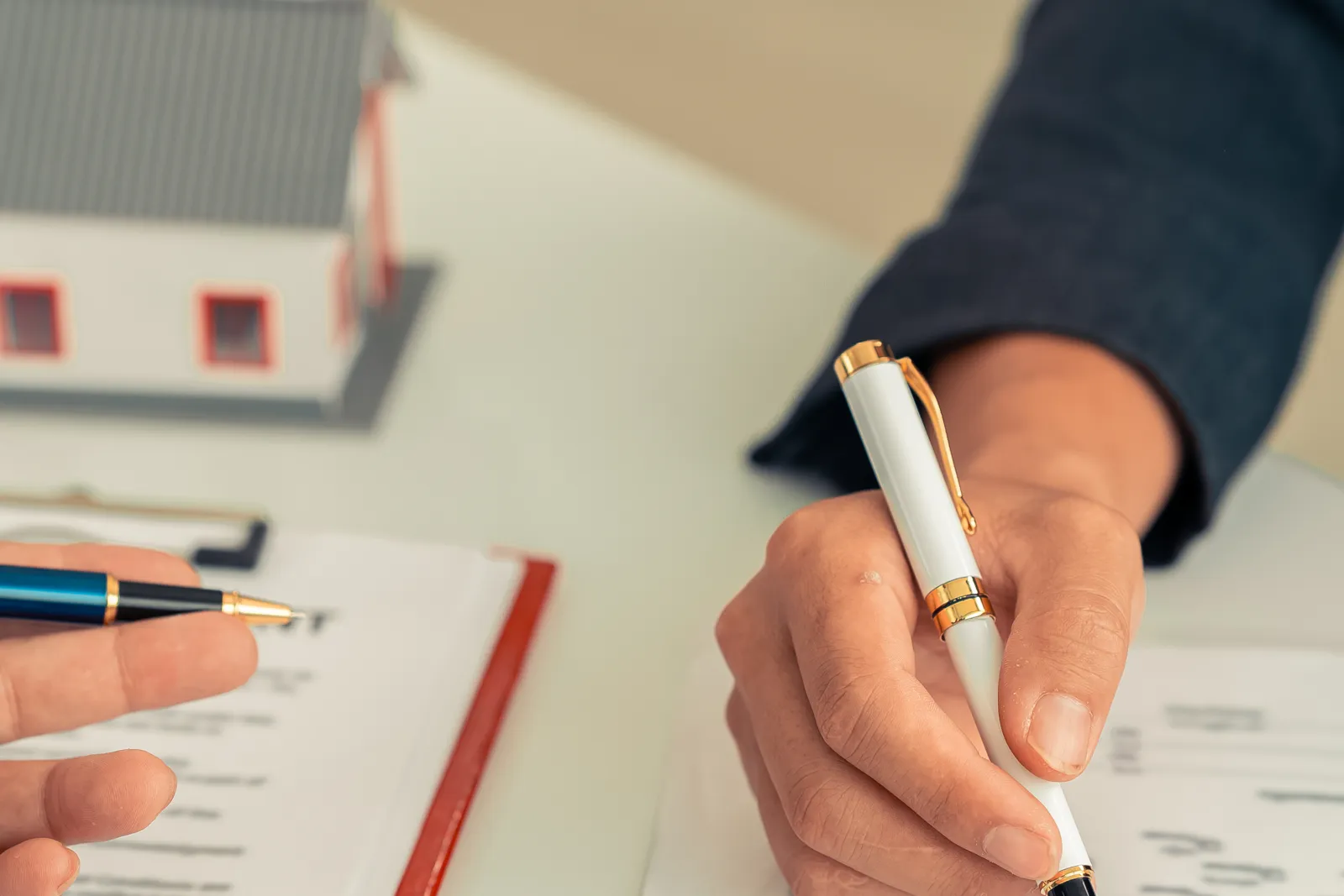 Unterzeichnung eines privaten Kaufvertrags mit einer Finanzierungsklausel in Spanien